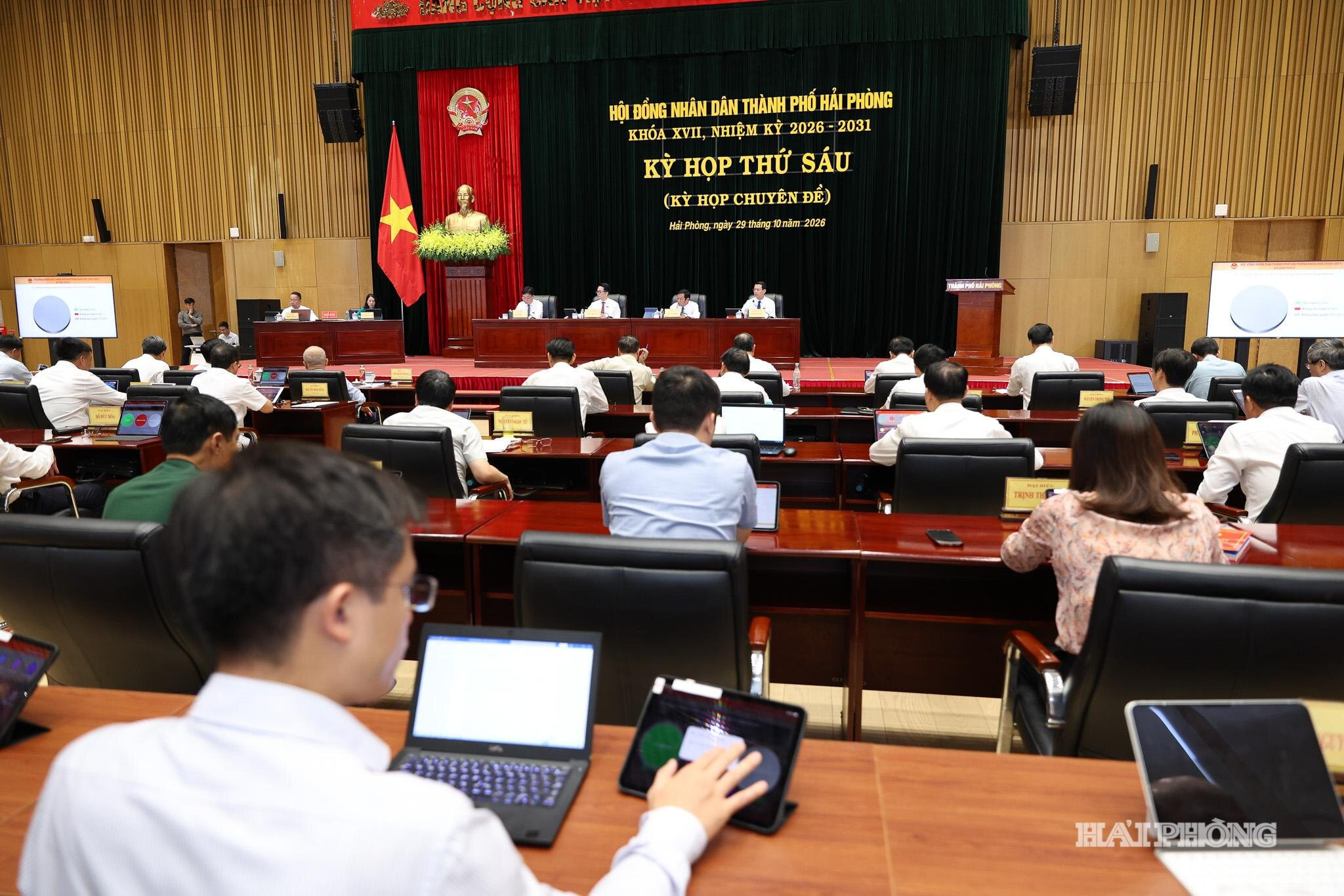 Đại biểu HĐND thành phố nhất trí thông qua 8 nghị quyết.