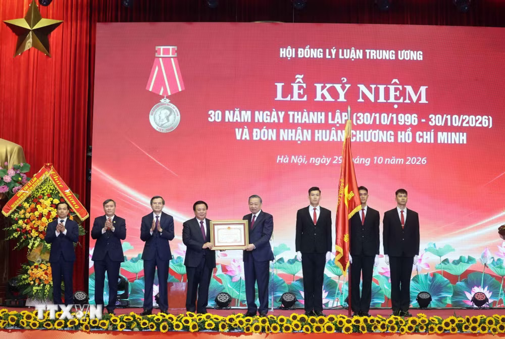 ttxvn_2910-tong-bi-thu-chu-tich-nuoc-du-ky-niem-thanh-lap-hoi-dong-ly-luan-trung-uong-6404.jpg