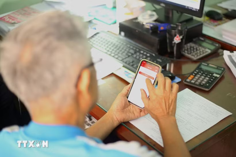 Người dân thao tác nộp thuế qua ứng dụng eTax Mobile. (Ảnh minh họa: Quang Thái/TTXVN)