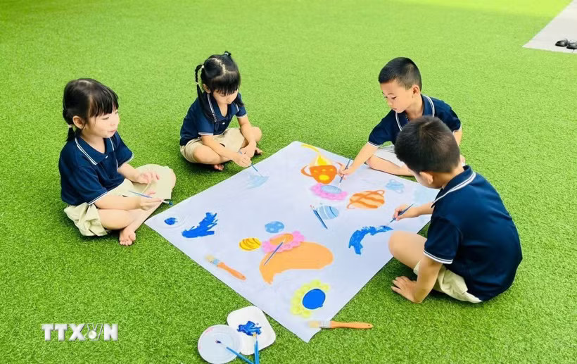 Kết hợp STEAM (tích hợp Khoa học, Công nghệ, Kỹ thuật, Nghệ thuật, Toán học) trong hoạt động giáo dục Mầm non tạo hứng thú cho trẻ ngay từ bậc học đầu đời. (Ảnh: Thu Hoài/TTXVN)