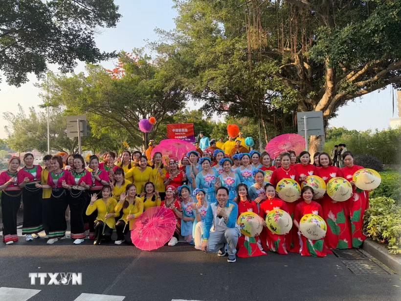 Hiệp hội người Việt Nam ở nước ngoài tại Macau (Trung Quốc) tham dự cuộc diễu hành quốc tế Macau. (Ảnh: Xuân Vịnh/TTXVN)