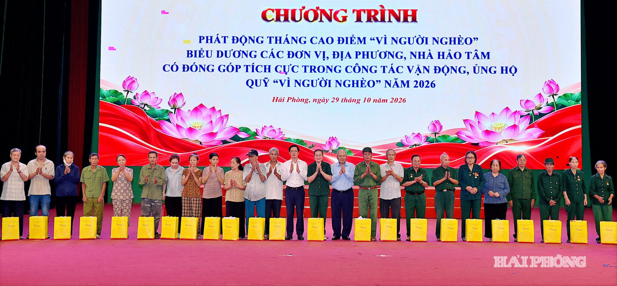 tang-qua-ho-ngheo(1).jpg