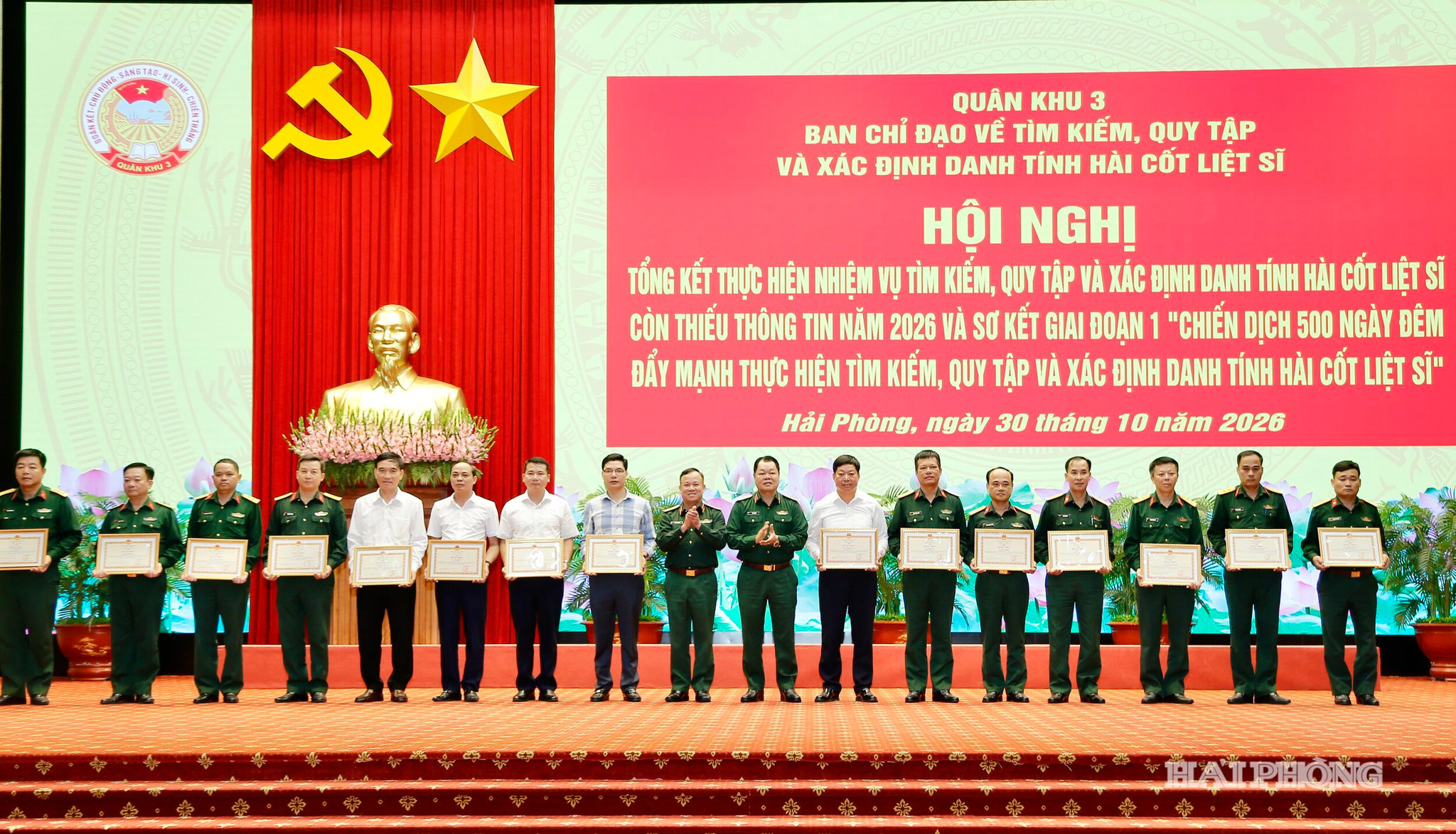 Các đồng chí: Thiếu tướng Khúc Thành Dư, Phó Chính ủy Quân khu 3; Thiếu tướng Hà Tất Đạt, Phó Tư lệnh Quân khu 3 trao bằng khen tặng các tập thể có thành tích xuất sắc.