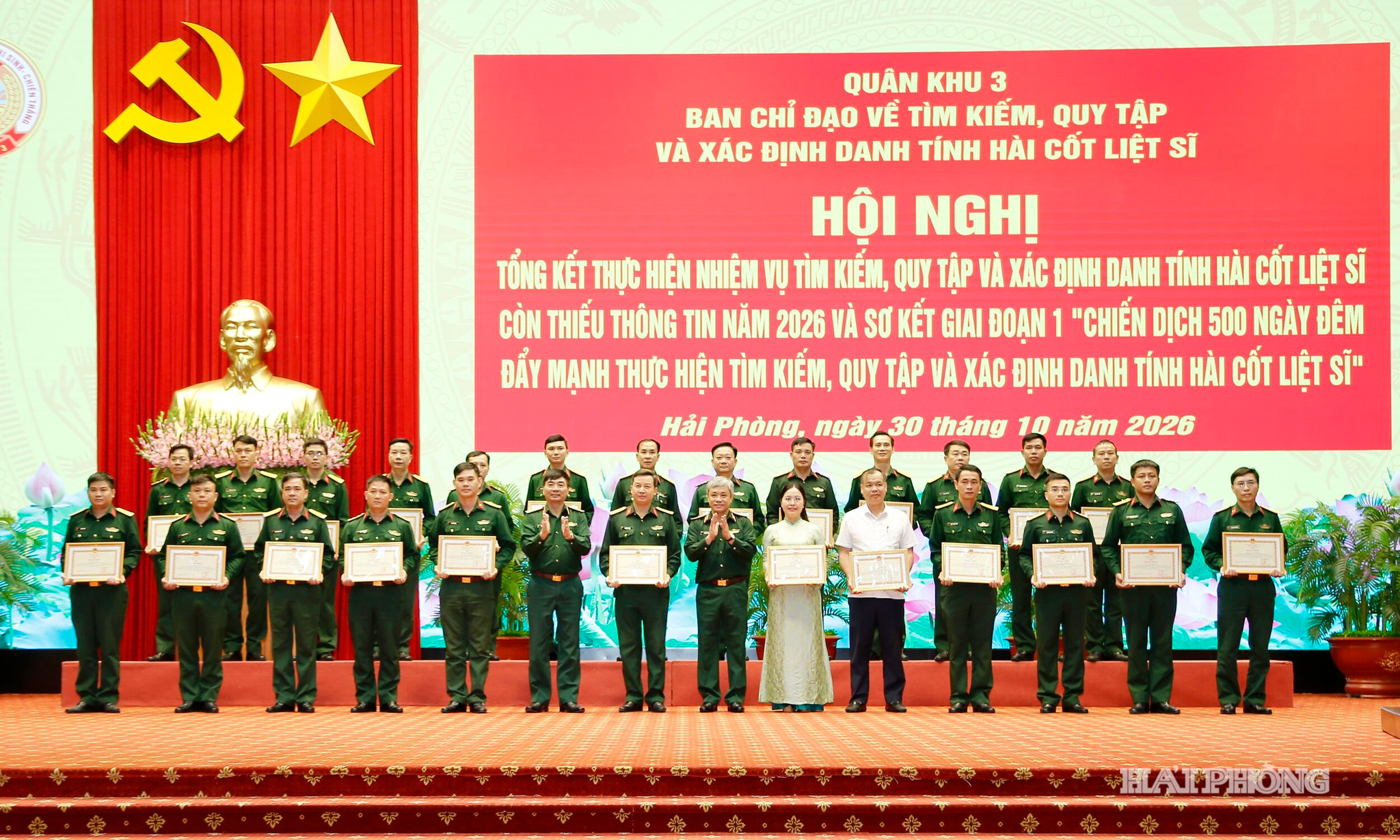 Lãnh đạo Quân khu 3 trao bằng khen tặng các cá nhân có thành tích xuất sắc.