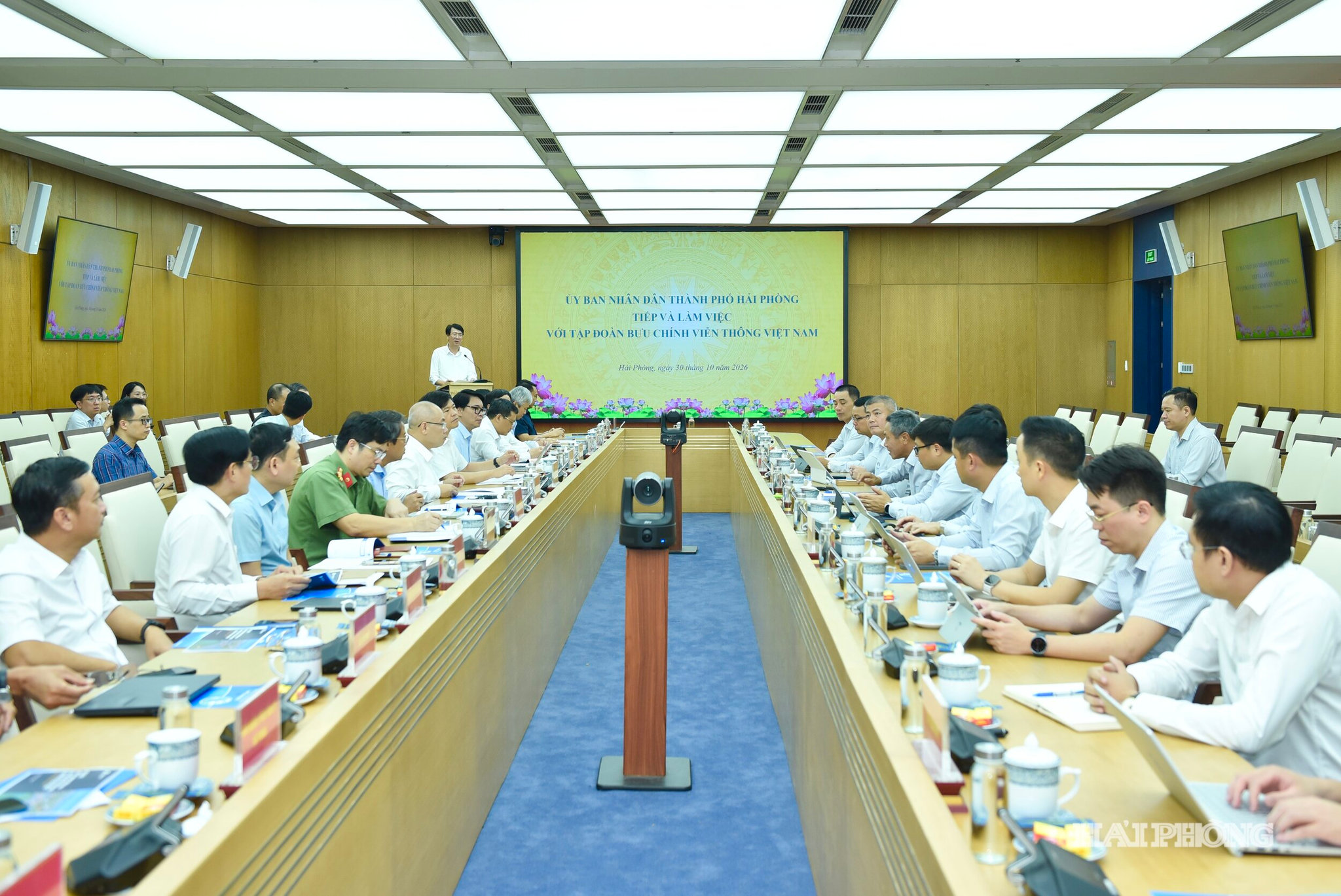 Quang cảnh cuộc làm việc. 