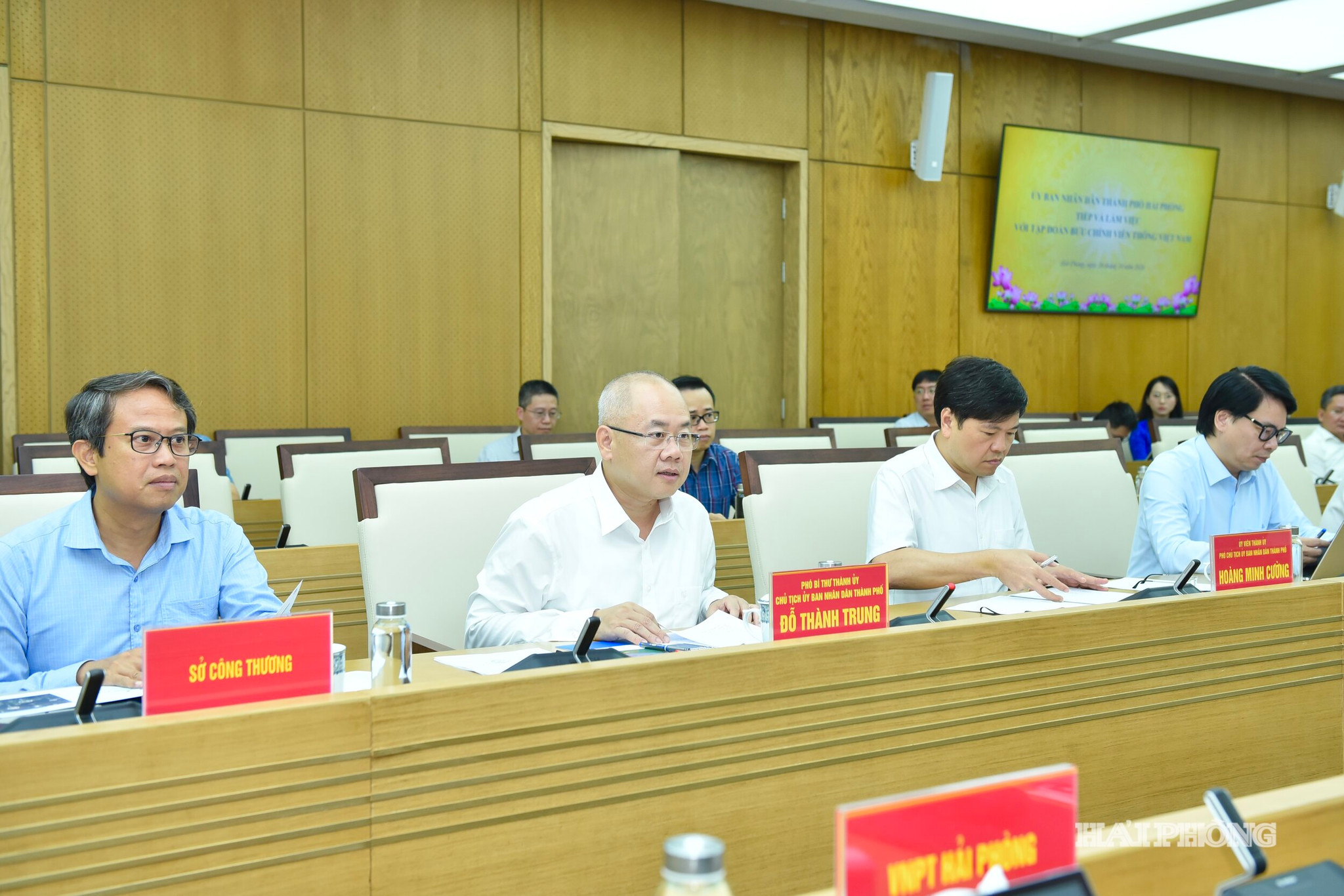 Đồng chí Đỗ Thành Trung, Phó Bí thư Thành ủy, Chủ tịch UBND thành phố làm việc với Tập đoàn Bưu chính Viễn thông Việt Nam (Tập đoàn VNPT). 