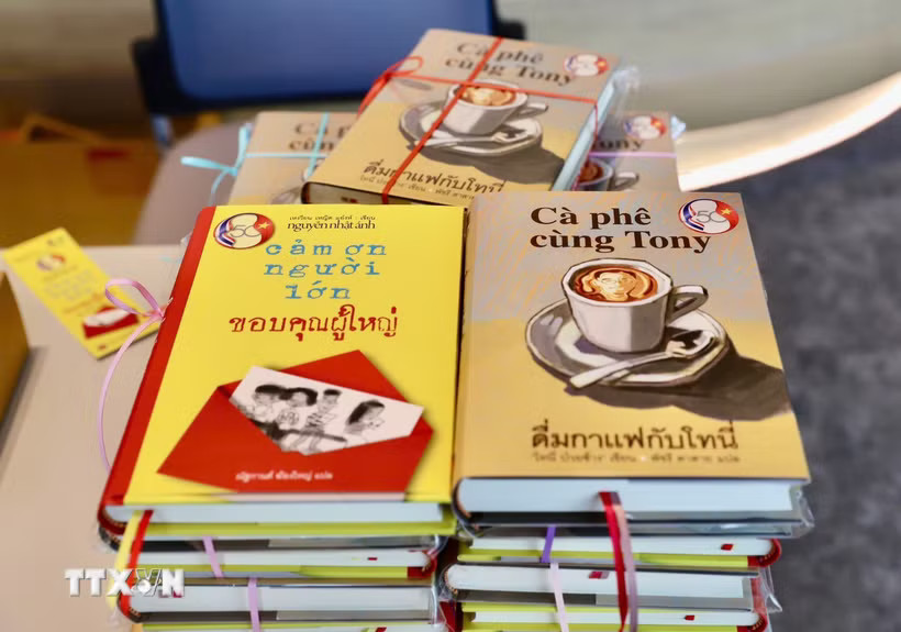 Những cuốn sách phiên bản tiếng Thái dành tặng khách tham gia sự kiện. (Ảnh: Trang Nhung/TTXVN)