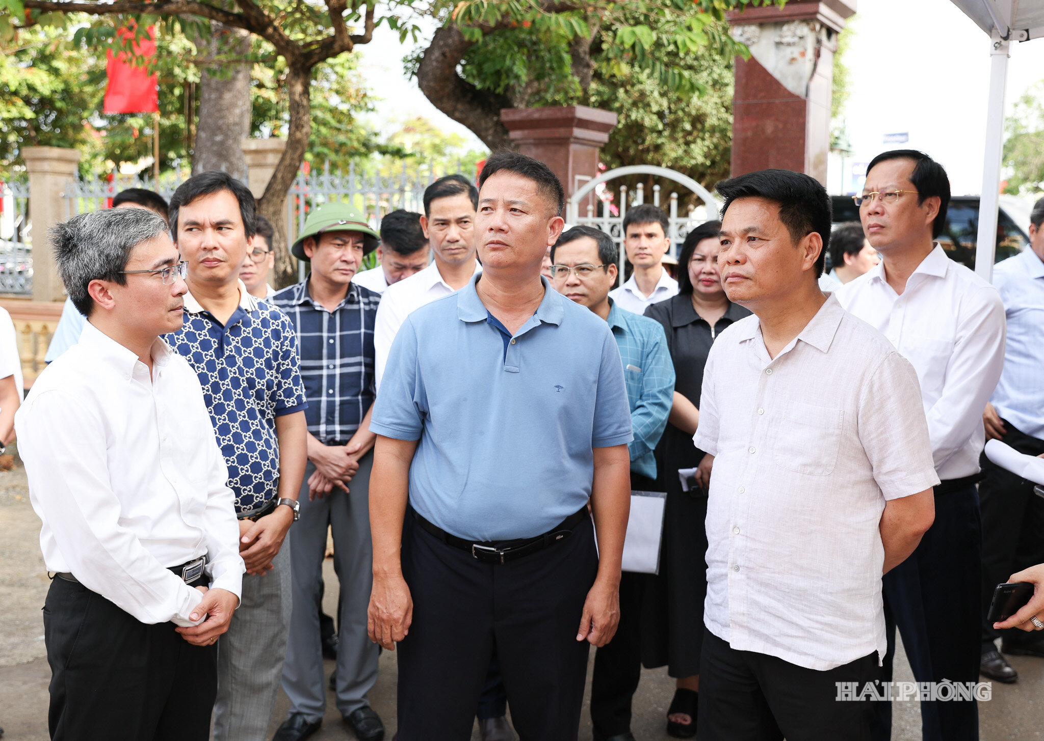Đồng chí Bí thư Thành ủy và Đoàn công tác kiểm tra hiện trường, nghe báo cáo tình hình thực hiện dự án Trụ sở làm việc của UBND xã Vĩnh Bảo.
