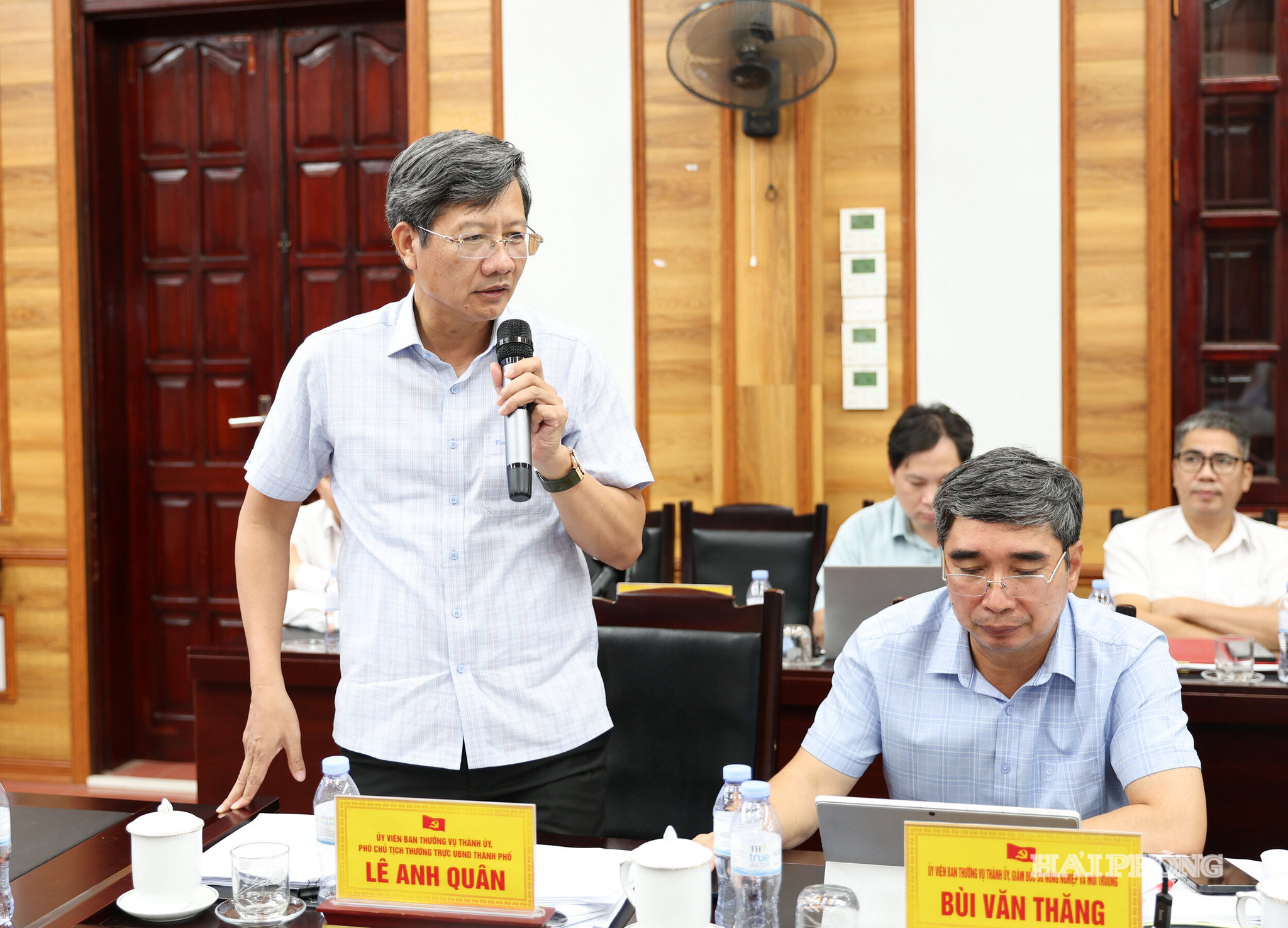Đồng chí Lê Anh Quân, Ủy viên Ban Thương vụ Thành ủy, Phó Chủ tịch Thường trực UBND thành phố phát biểu