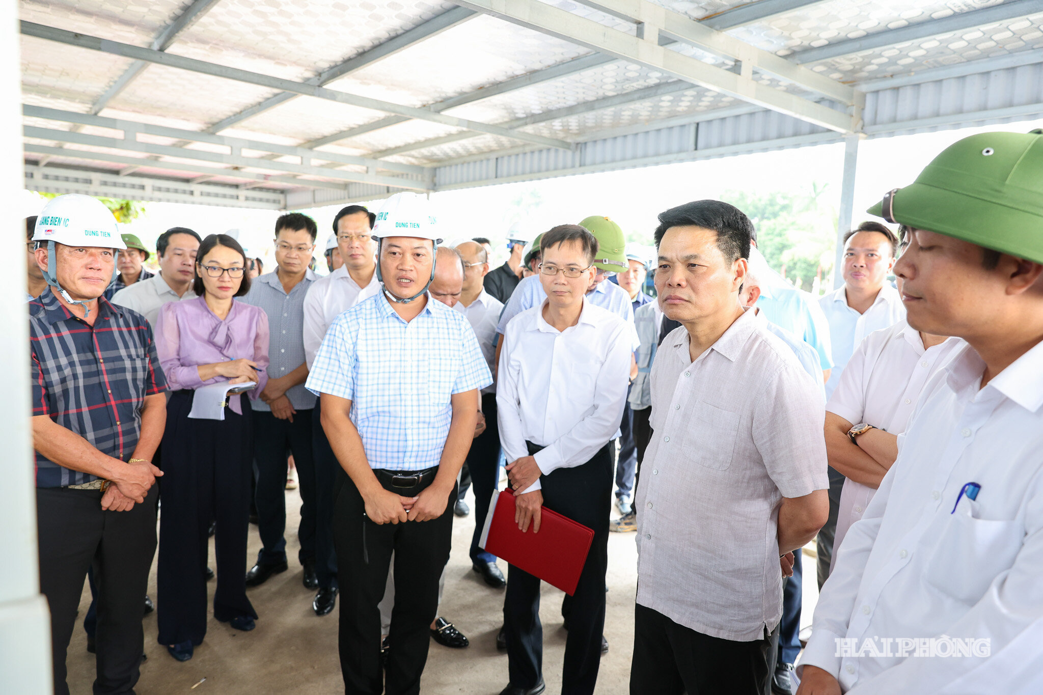 Đồng chí Bí thư Thành ủy và Đoàn công tác kiểm tra hiện trường, nghe báo cáo tiến độ CCN Dũng Tiến - Giang Biên.