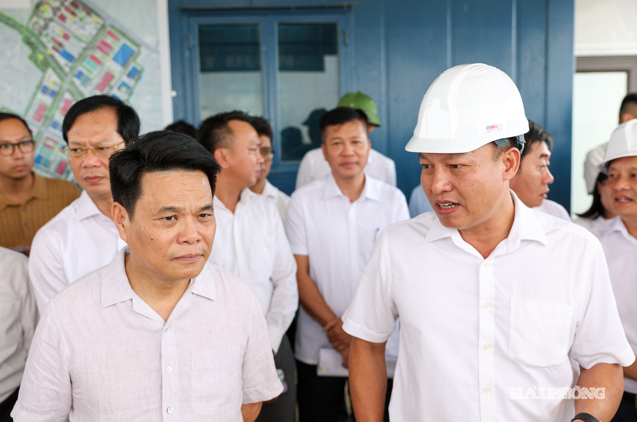 Đồng chí Bí thư Thành ủy và Đoàn công tác kiểm tra hiện trường, nghe báo cáo tiến độ Dự án KCN Vinh Quang - Giai đoạn 1