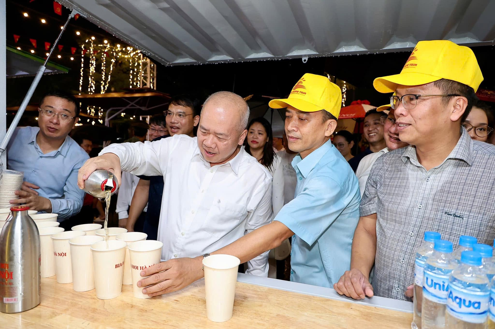 Đồng chí Đỗ Thành Trung, Phó Bí thư Thành ủy, Chủ tịch UBND thành phố tham gia sự kiện khai trương tuyến phố thương mại, văn hóa và ẩm thực đêm tại khu vực số 53 Lạch Tray. Ảnh: CTTTP