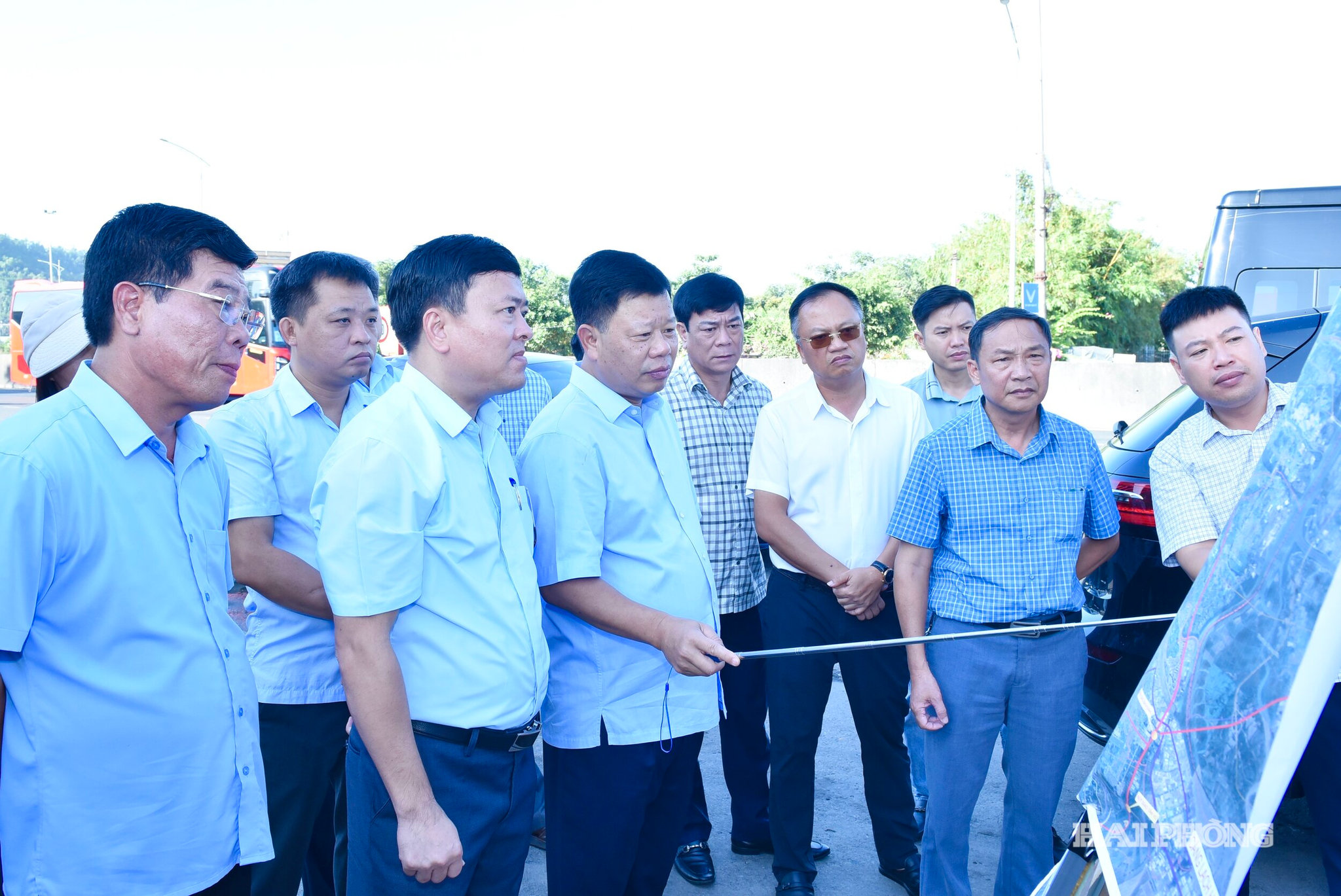 Đồng chí Lê Trung Kiên, Uỷ viên Ban Thường vụ Thành uỷ, Phó Chủ tịch UBND thành phố kiểm tra thực địa tiến độ giải phóng mặt bằng Dự án phát triển thành phố Hải Phòng thích ứng với biến đổi khí hậu, đoạn qua phường Lưu Kiếm. 