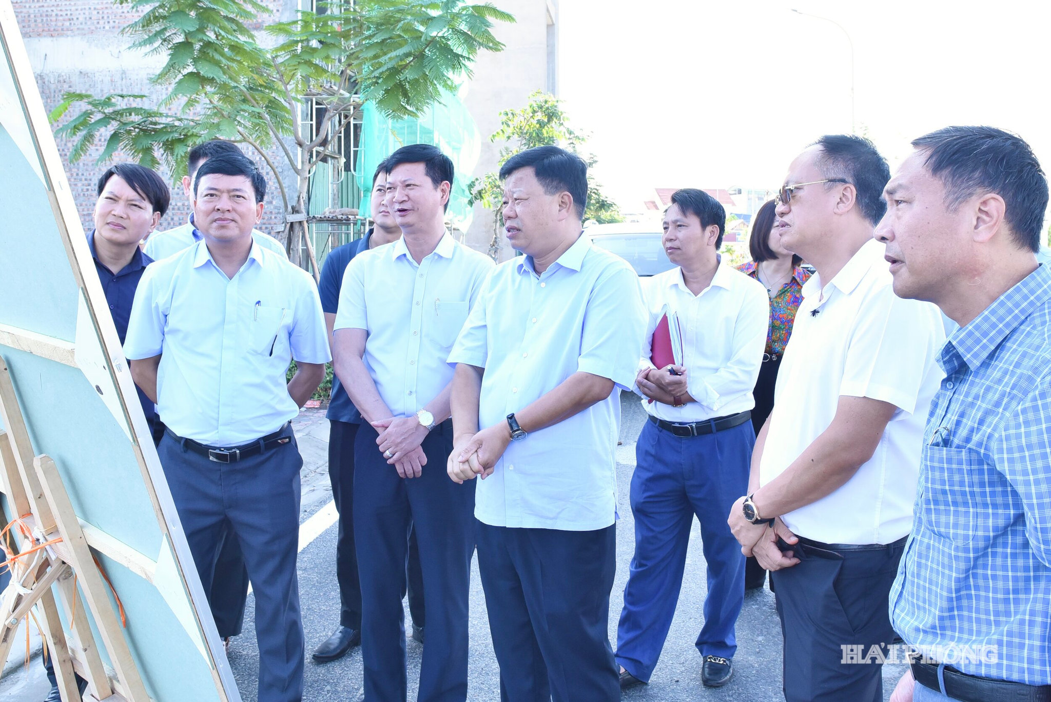 Đồng chí Lê Trung Kiên, Uỷ viên Ban Thường vụ Thành uỷ, Phó Chủ tịch UBND thành phố kiểm tra thực địa tiến độ giải phóng mặt bằng Dự án phát triển thành phố Hải Phòng thích ứng với biến đổi khí hậu, đoạn qua phường Nam Triệu. 