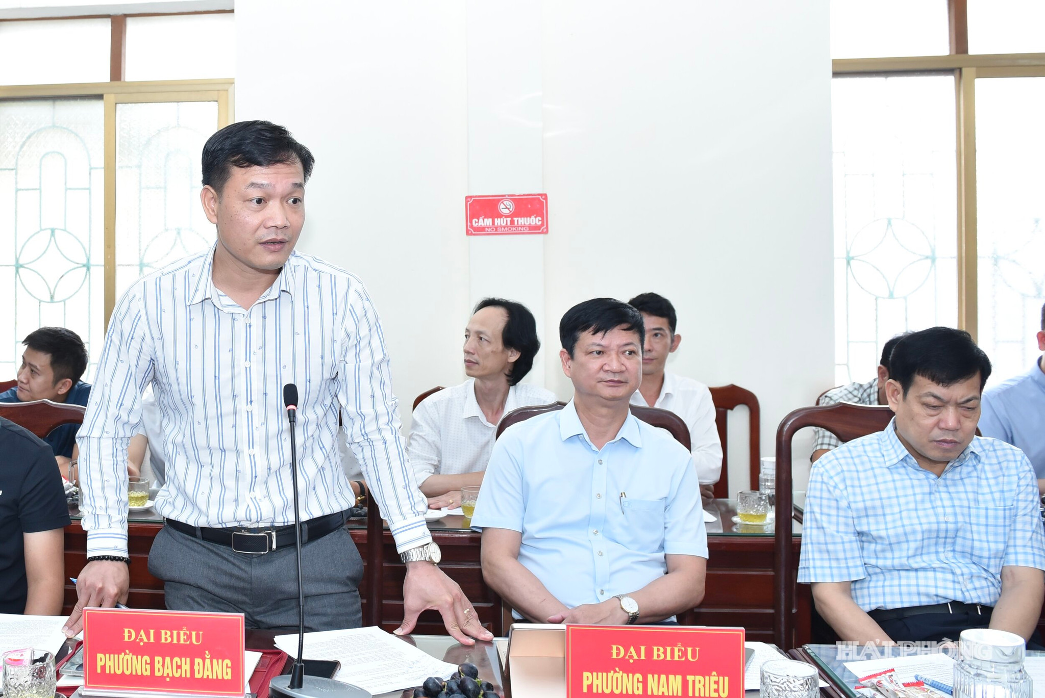 Lãnh đạo phường Bạch Đằng báo cáo tại cuộc làm việc. 