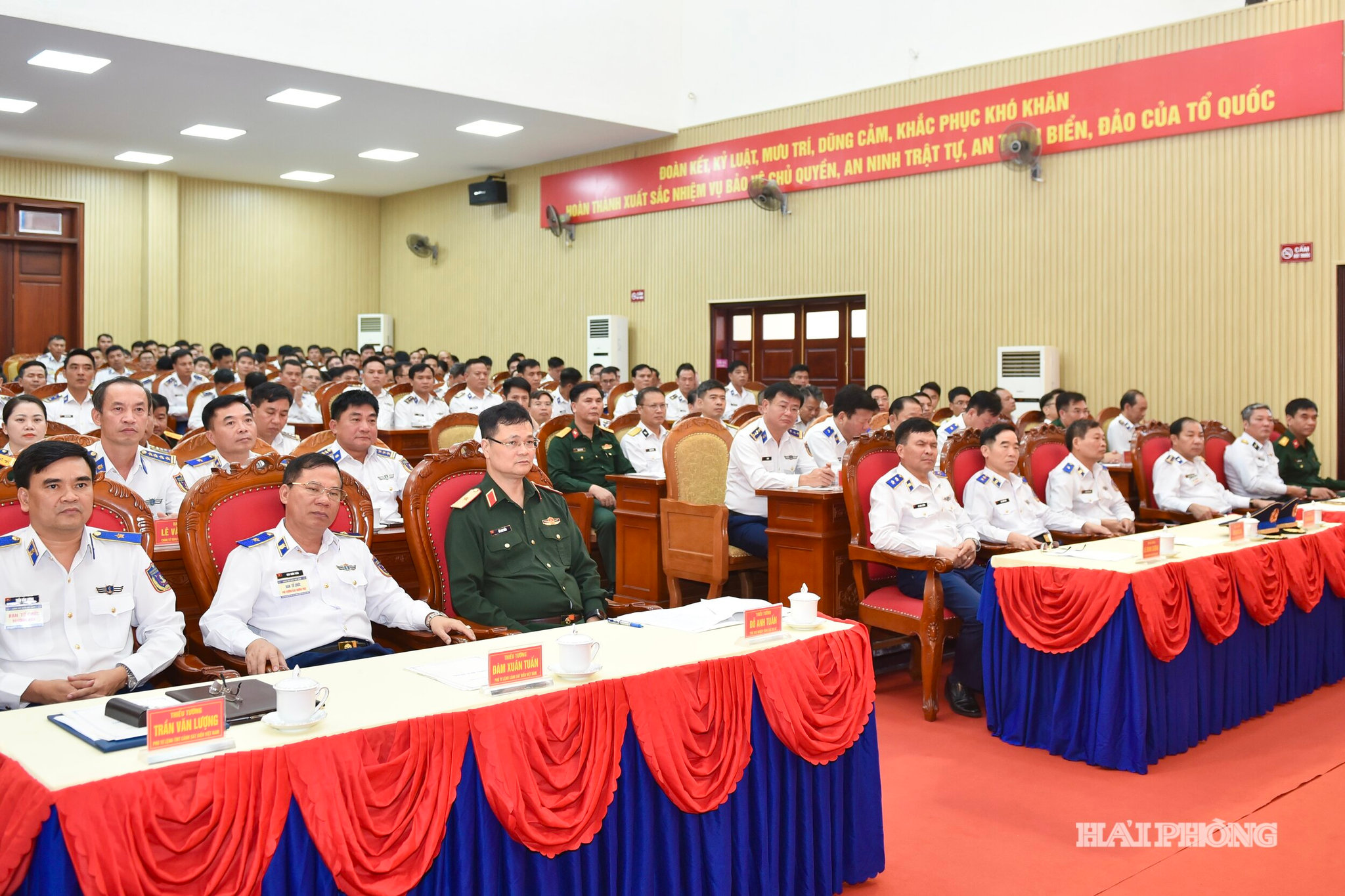 Các đại biểu dự lễ bế mạc. 