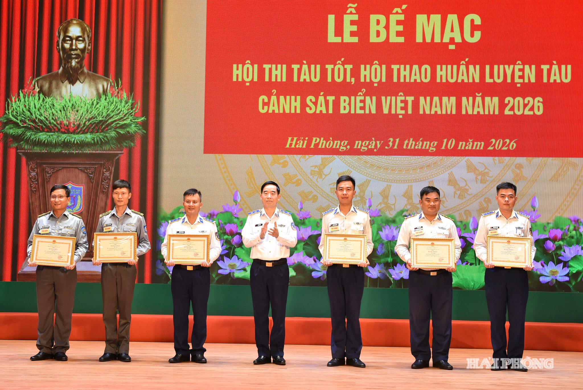 Trung tướng Bùi Quốc Oai, Chính ủy Cảnh sát biển Việt Nam trao bằng khen tặng các tập thể có thành tích xuất sắc. 