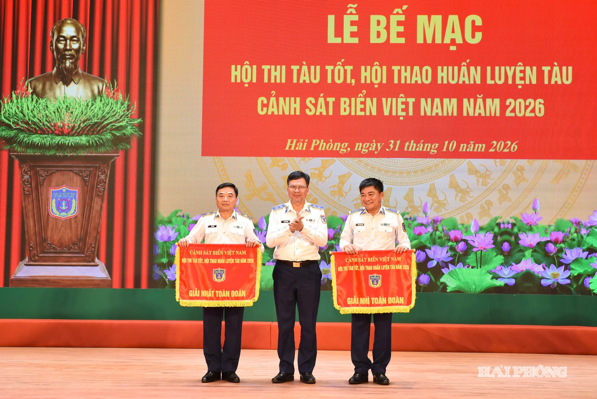 Trung tướng Lê Đình Cường, Tư lệnh Cảnh sát biển Việt Nam trao Cờ nhất, nhì toàn đoàn tặng các đơn vị. 