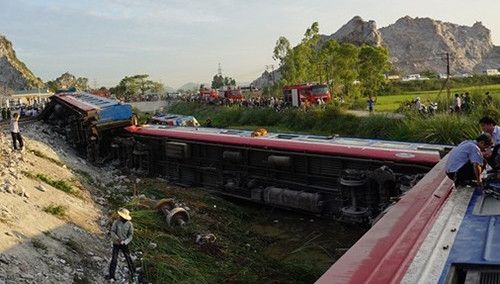Hiện trường vụ tai nạn ở Thanh Hóa tàu hỏa tông xe ben. Ảnh: Lê Hoàng