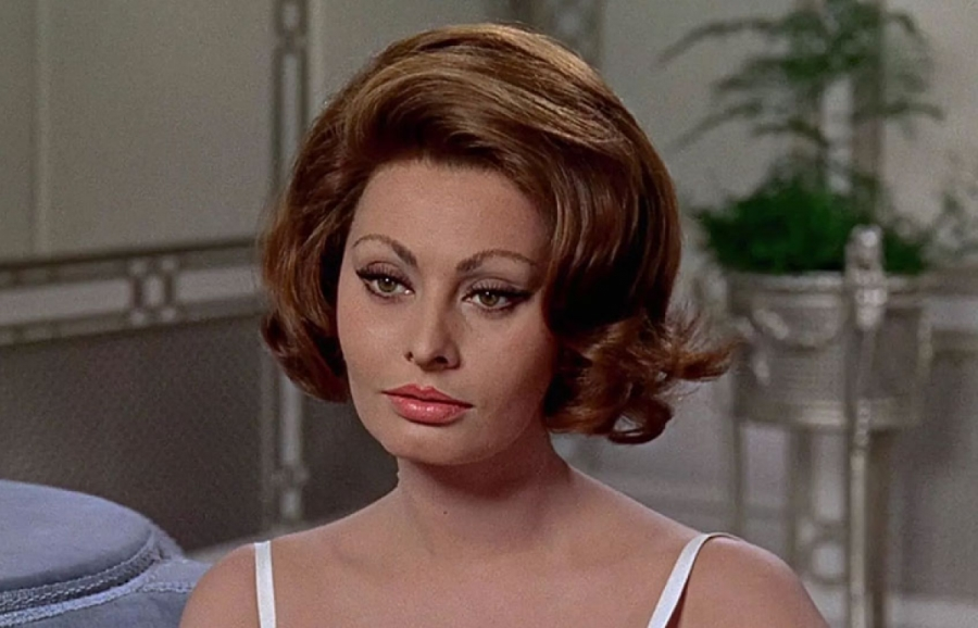 Sophia Loren là một huyền thoại và vẻ đẹp của cô đã được cả thế giới công nhận. Để duy trì nhan sắc, cô sử dụng ít nhất 2 muỗng canh dầu ô liu vào thức ăn của mình mỗi ngày. Ngoài ra, cô thường xuyên thoa nó lên da để giữ cho da sáng bóng.