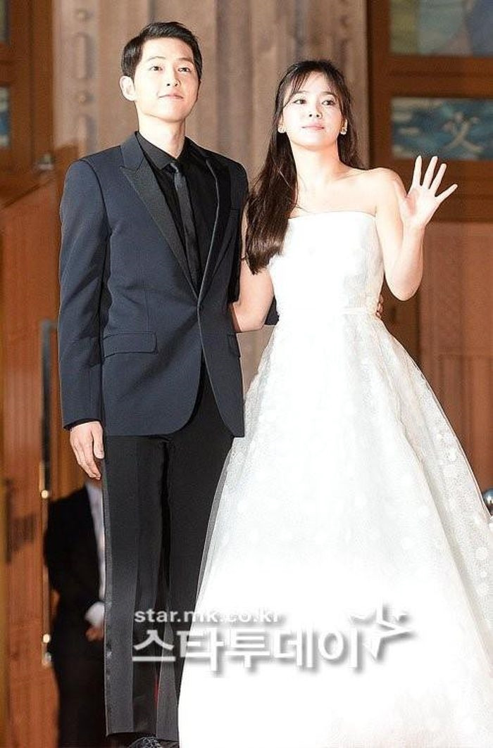 Vợ chồng Song Hye Kyo khoe quà cưới là vàng đeo đầy tay