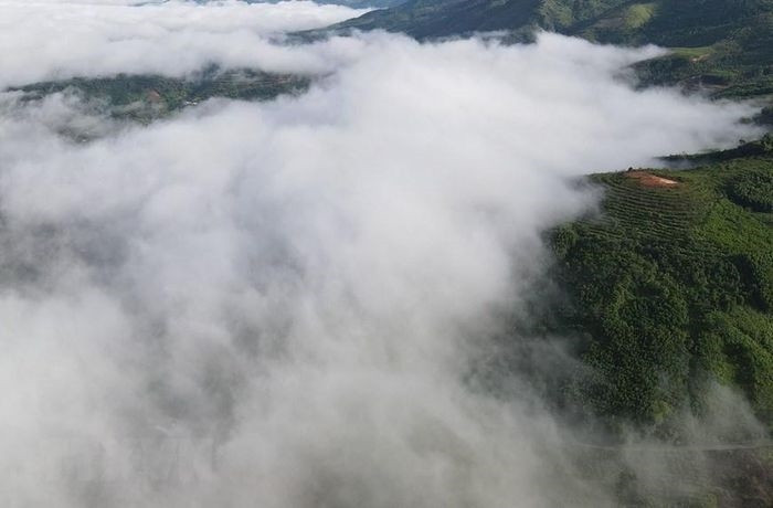  Mây trôi trên các đỉnh núi Khánh Sơn vào lúc 7 giờ sáng mờ ảo. (Ảnh: TTXVN phát) 
