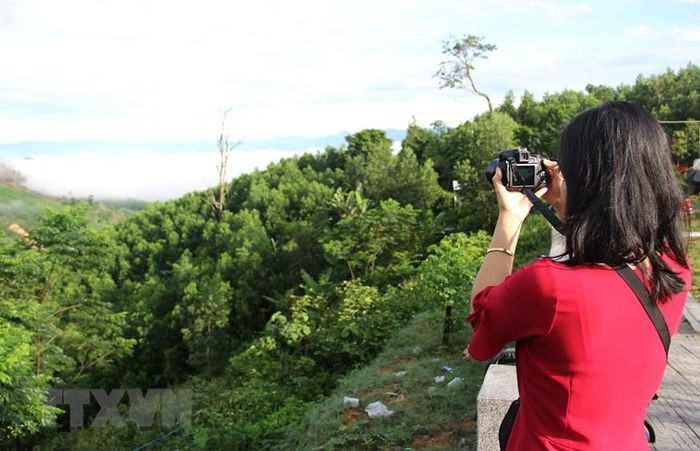  Du khách thích thú chụp ảnh mây trên đỉnh đèo Ba Cụm, huyện Khánh Sơn, tỉnh Khánh Hòa. (Ảnh: Phan Sáu/TTXVN) 