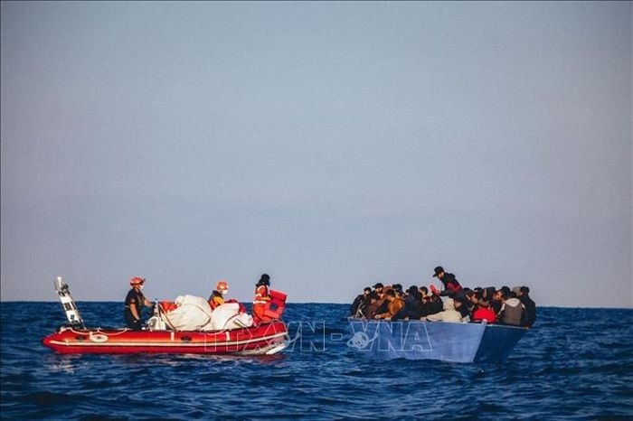 Lực lượng cứu hộ giải cứu người di cư ngoài khơi bờ biển Libya. Ảnh tư liệu: AFP/TTXVN