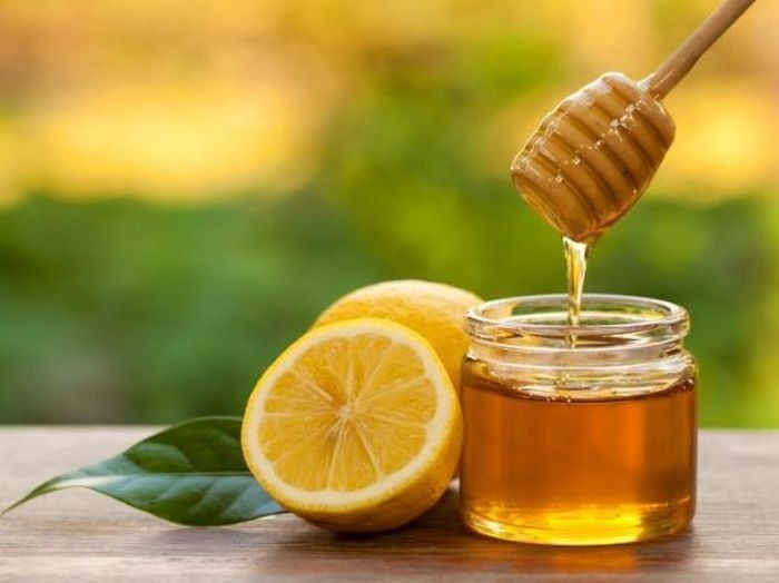 Uống một ly nước chanh mật ong vào buổi sáng giúp da sáng mịn tự nhiên.
