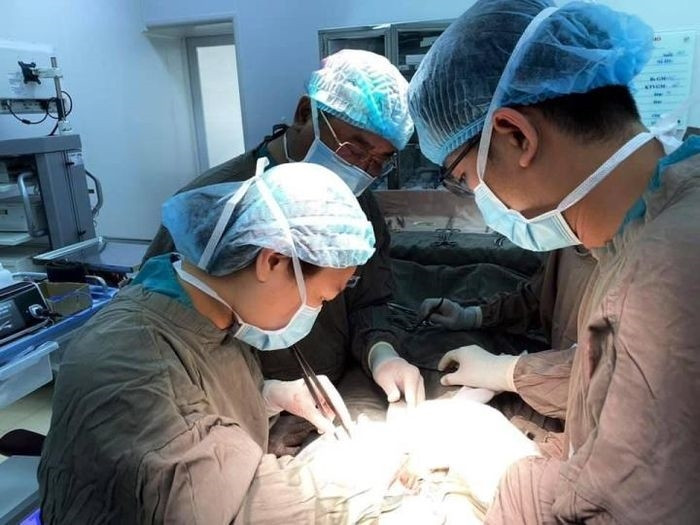 Bệnh nhân được các bác sĩ Bệnh viện Trung ương Quân đội 108 phẫu thuật.