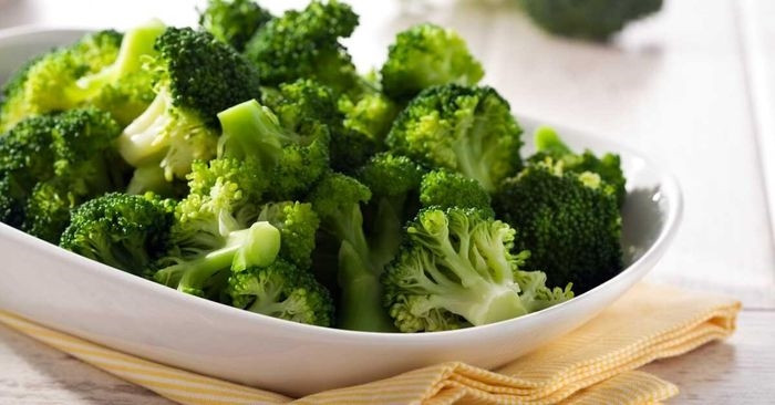 2. Bông cải xanh: Bông cải xanh là một loại rau có khả năng chống viêm và chống lão hóa vì nó giàu vitamin C và K, chất xơ, folate, lutein và canxi. Loại rau này sẽ giúp làn da khỏe mạnh và tăng độ đàn hồi.