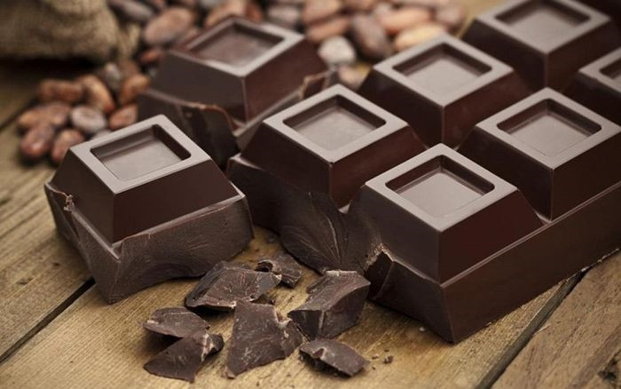 7. Chocolate đen: Việc chocolate đen tốt cho da đã không còn là một bí mật. Chocolate đen chứa flavanols và các vitamin chống lão hóa giúp bù đắp tổn thương và giữ ẩm cho da.