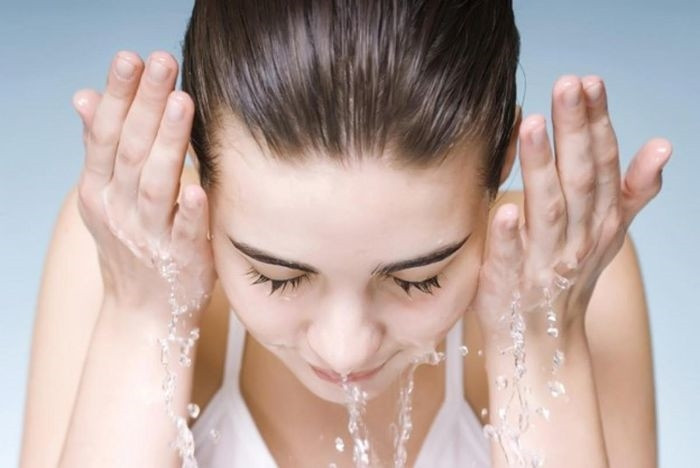 Sử dụng sữa rửa mặt hai lần một ngày: Theo các chuyên da da liễu, tần suất rửa mặt phù hợp là 2 lần một ngày đối với da dầu, da hỗn hợp, 1 lần buổi tối với da khô, 3 lần một tuần nếu da nhạy cảm. Tuy nhiên, với làn da dầu, đặc biệt là vào mùa hè, da dễ có xu hướng đổ dầu và bẩn vào giữa ngày. Lời khuyên cho bạn là không nên quá cứng nhắc với số lần rửa mặt. Bạn có thể rửa 3-4 lần/ngày, nhưng chỉ nên có 2 lần là dùng sữa rửa mặt.