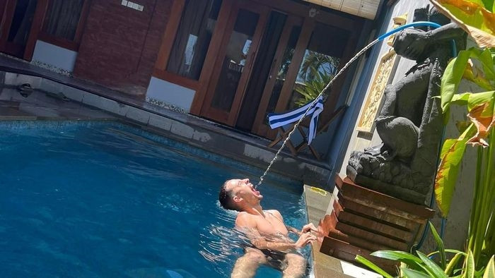  Isaac Power đăng tải bức hình uống nước bể bơi trên trang cá nhân. 