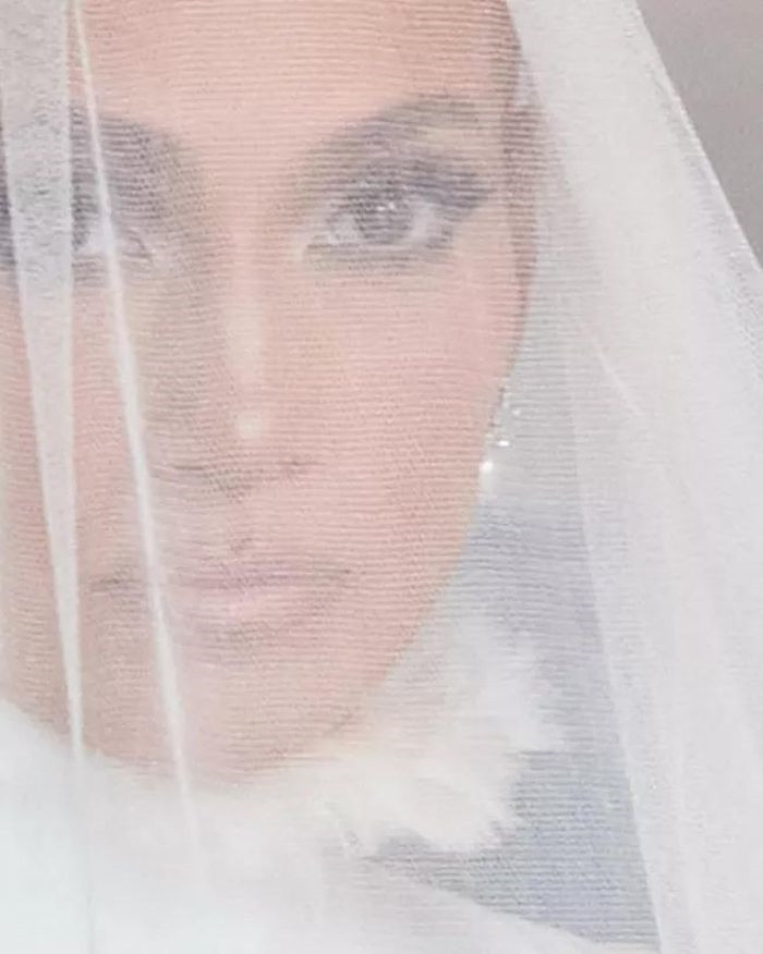 Bức ảnh chụp cận mặt Jennifer Lopez trong ngày cưới được cô chia sẻ cách đây ít giờ trên Instagram. 