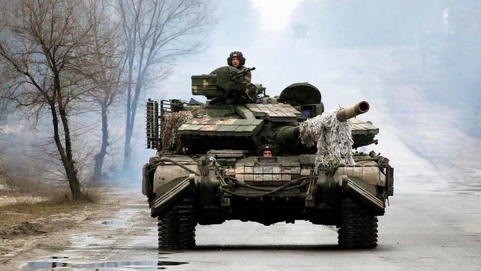 Xe tăng Ukraine tiến về tiền tuyến ở vùng Luhansk. Ảnh: AFP/Getty Images
