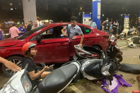 Bắt giam tài xế say xỉn lao ô tô vào cây xăng ở Hà Nội khiến 8 người bị thương - Ảnh 1.
