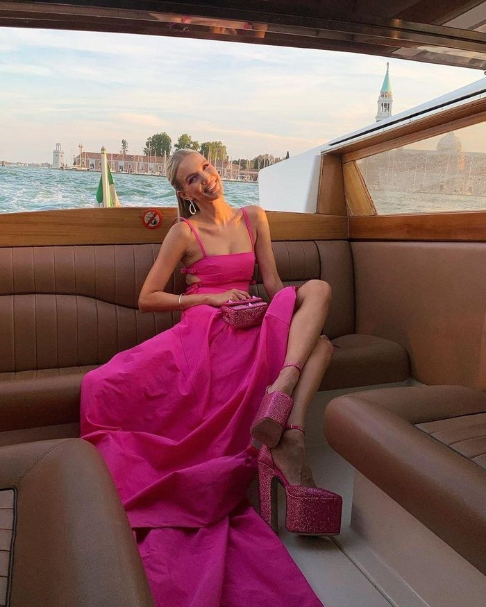 Fashionista Leonie Hanne gây chú ý khi diện thiết kế tông hồng với chi tiết cut-out ở hai bên eo. Màu sắc của thiết kế giúp cô nhìn nổi bật. Trong khi đó, trang phục cắt xẻ mang lại cảm giác gợi cảm nhưng không phản cảm. Cô diện thiết kế từ Valentino. Thương hiệu này là một trong những nhà mốt giúp sắc hồng được ưa chuộng trong những năm gần đây. Ảnh: Vogue.