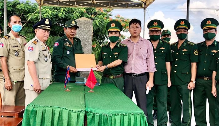  Lực lượng chức năng Campuchia bàn giao danh sách 226 công dân Việt Nam cho lãnh đạo Đồn Biên phòng cửa khẩu quốc tế Hà Tiên. Ảnh: Phương Vũ. 
