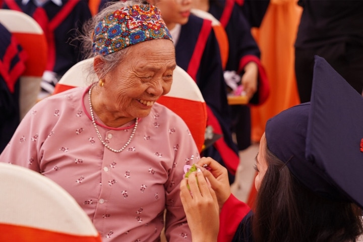 Xúc động hình ảnh bà nội 83 tuổi vượt gần 2.000km dự lễ tốt nghiệp của cháu gái - 2
