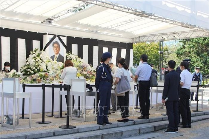 Hương án của cố Thủ tướng Abe đặt tại công viên Kudanzaka. Ảnh: Đào Thanh Tùng/TTXVN.