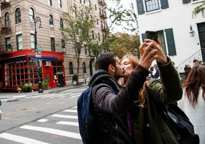  Hai du khách cố tình chụp hình tại phim trường Friends ở New York (Mỹ). Ảnh: NY Post. 