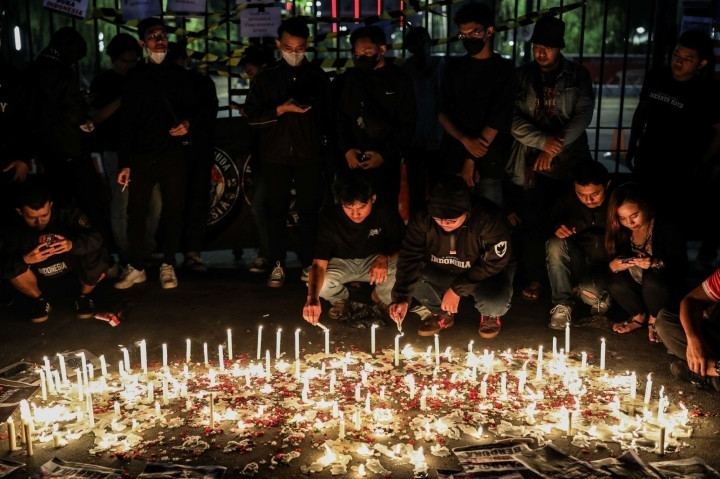 Bạo loạn bóng đá ở Indonesia: Người dân thắp nến cầu nguyện xuyên đêm - 4