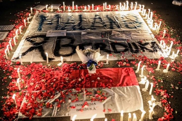 Bạo loạn bóng đá ở Indonesia: Người dân thắp nến cầu nguyện xuyên đêm - 5