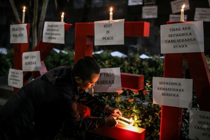 Bạo loạn bóng đá ở Indonesia: Người dân thắp nến cầu nguyện xuyên đêm - 7