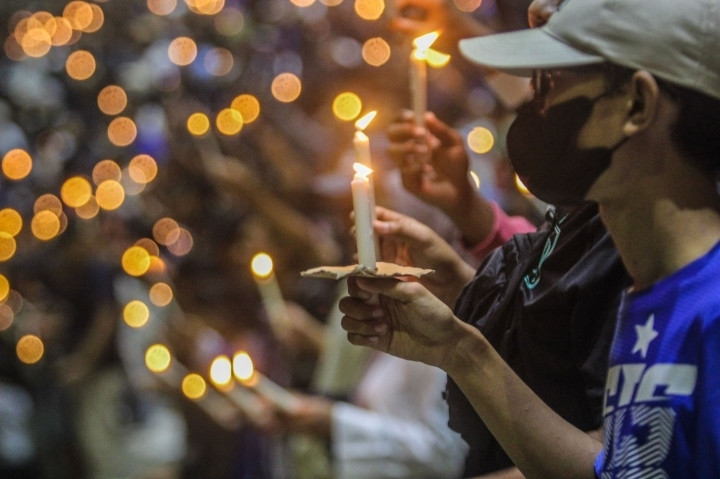 Bạo loạn bóng đá ở Indonesia: Người dân thắp nến cầu nguyện xuyên đêm - 9