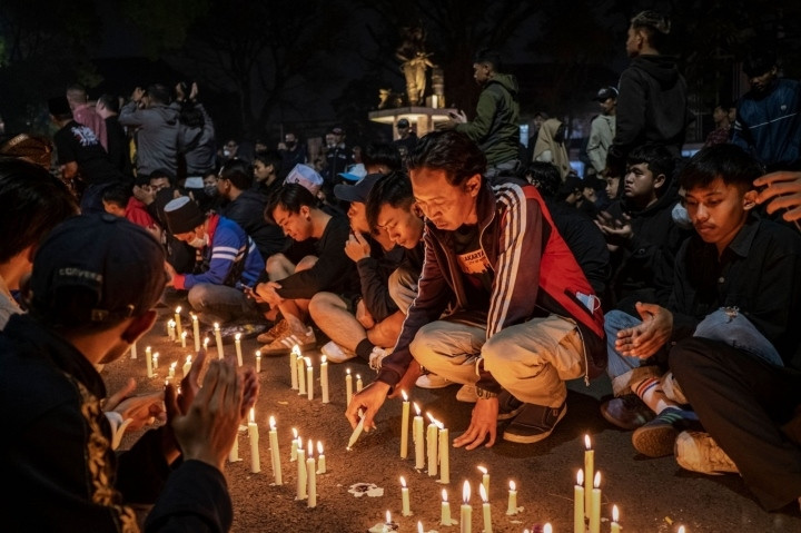 Bạo loạn bóng đá ở Indonesia: Người dân thắp nến cầu nguyện xuyên đêm - 10