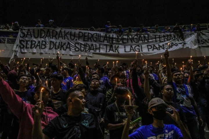 Bạo loạn bóng đá ở Indonesia: Người dân thắp nến cầu nguyện xuyên đêm - 11