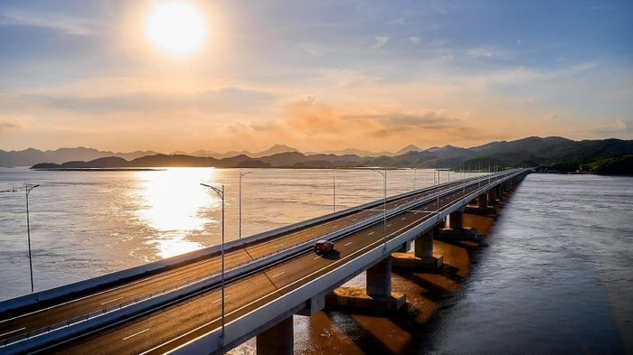  Cao tốc Vân Đồn - Móng Cái có nhiều cây cầu vượt biển, vượt sông suối nhất cả nước. 