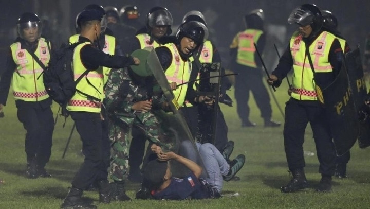 Bạo loạn bóng đá khiến 125 người chết: Nhân chứng hé lộ nguyên nhân bất ngờ - 1
